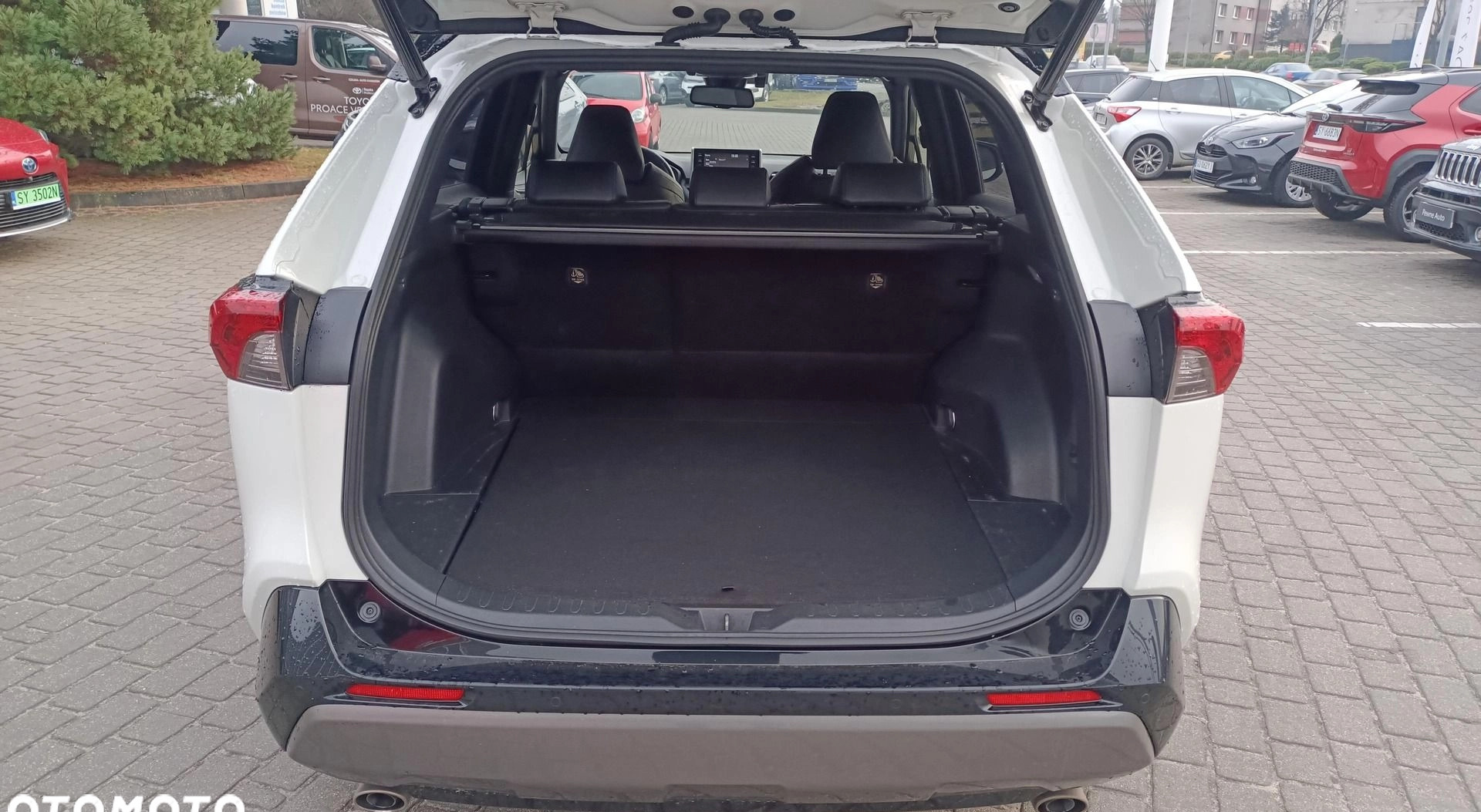 Toyota RAV4 cena 139900 przebieg: 121328, rok produkcji 2019 z Racibórz małe 232